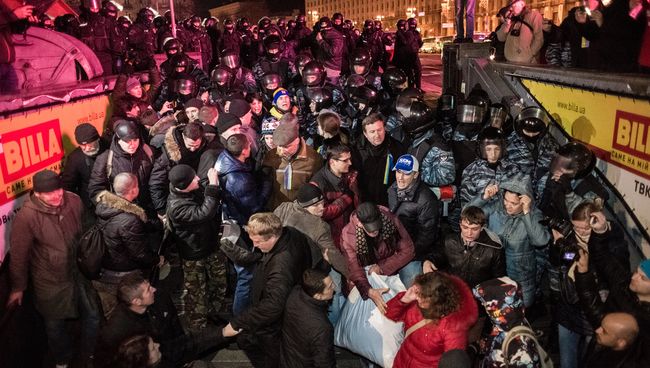 Полиция вытеснила митингующих с площади Независимости, фото с места событий