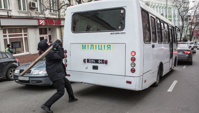 Участник акции в поддержку евроинтеграции Украины нападает на милицейский автобус Участник акции в поддержку евроинтеграции Украины нападает на милицейский автобус