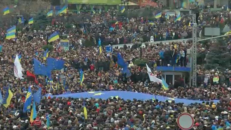 Протестующие на Майдане разбирали ограждения и лезли на каркас ели Протестующие на Майдане разбирали ограждения и лезли на каркас ели