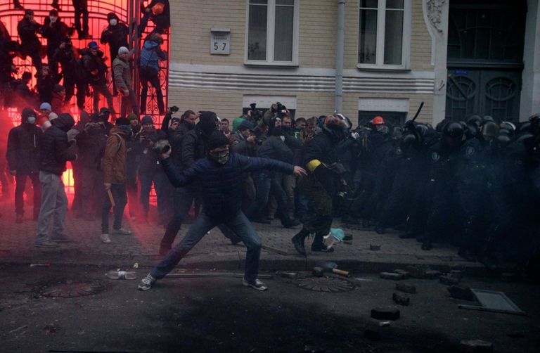 Протестующие пытаются прорвать милицейское оцепление у здания администрации президента Украины Протестующие пытаются прорвать милицейское оцепление у здания администрации президента Украины