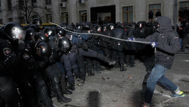 Попытка митингующих прорваться к зданию президентской администрации в Киеве Попытка митингующих прорваться к зданию президентской администрации в Киеве