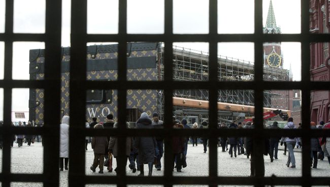 Демонтаж павильона-чемодана Louis Vuitton на Красной площади