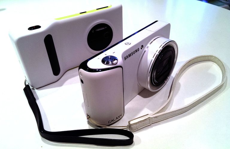 Nokia Lumia 1020 в чехле рядом с Samsung GALAXY Camera