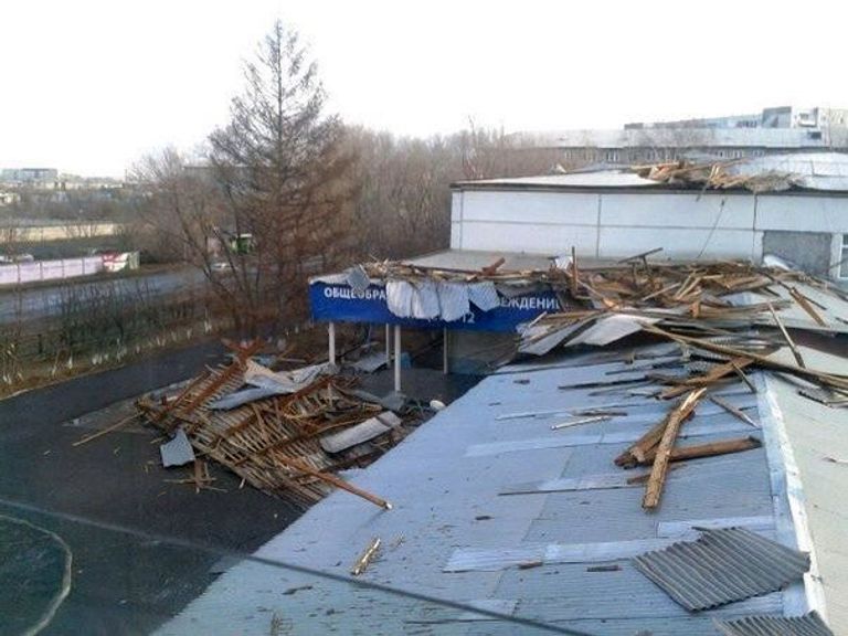 Школа, с разрушенной в результате сильно ветра крышей в Красноярске