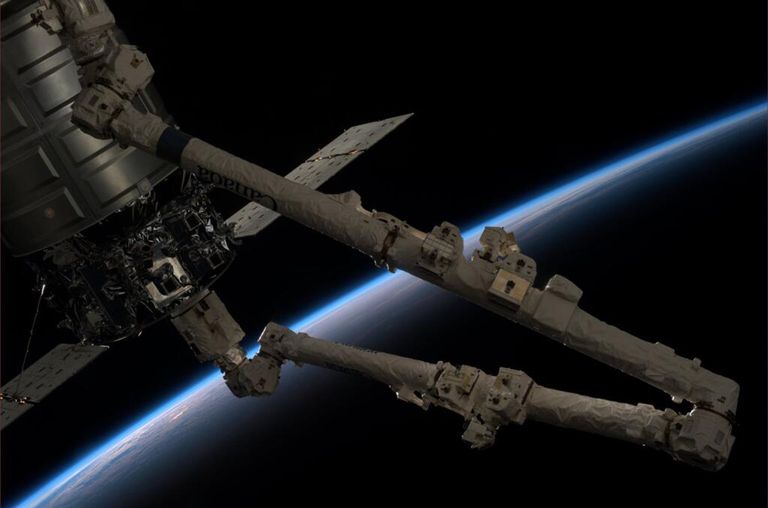 Стыковка корабля Cygnus с МКС       