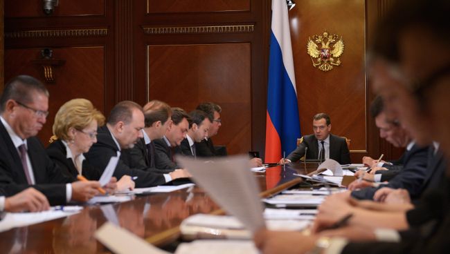 Д.Медведев провел совещание о ходе исполнения майских указов президента РФ. Фото с места события Д.Медведев провел совещание о ходе исполнения майских указов президента РФ. Фото с места события