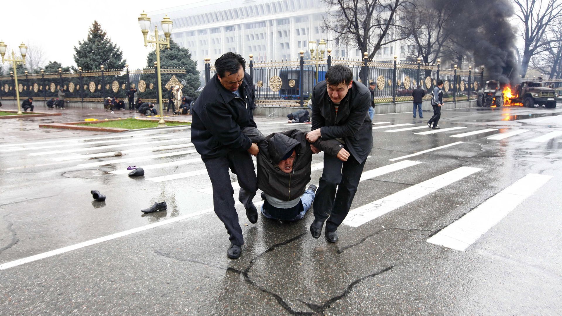Столкновения между полицией и оппозицией на улицах Бишкека. 7 апреля 2010 года Столкновения между полицией и оппозицией на улицах Бишкека. 7 апреля 2010 года - РИА Новости, 1920, 15.01.2024