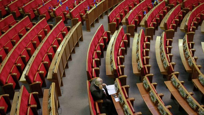 Украинские флаги и флаги Евросоюза видны перед началом заседания парламента в Киеве. Архивное фото