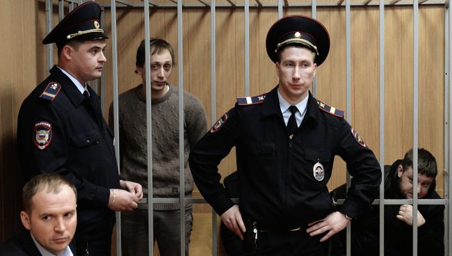Артист балета Большого Театра Павел Дмитриченко (на дальнем плане слева), обвиняемый в организации нападения на художественного руководителя ГАБТ Сергея Филина, архивное фото Артист балета Большого Театра Павел Дмитриченко (на дальнем плане слева), обвиняемый в организации нападения на художественного руководителя ГАБТ Сергея Филина, архивное фото