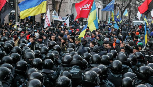 Сторонники евроинтеграции Украины у здания Верховной Рады в Киеве Сторонники евроинтеграции Украины у здания Верховной Рады в Киеве