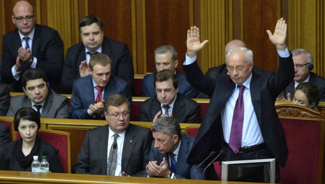 Премьер-министр Украины Николай Азаров (справа) на заседании Верховной Рады Украины Премьер-министр Украины Николай Азаров (справа) на заседании Верховной Рады Украины