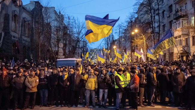 Митингующие блокировали подходы к администрации президента Украины на Банковой улице в Киеве. Фото с места события Митингующие блокировали подходы к администрации президента Украины на Банковой улице в Киеве. Фото с места события