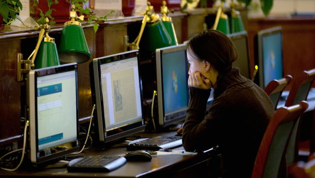 Посетительница в Российской государственной библиотеке в Москве. Архивное фото