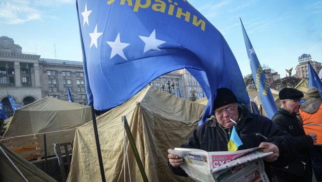 Участники акций сторонников евроинтеграции блокируют вход в здание кабинета министров Украины в Киеве. Фото с места событий Участники акций сторонников евроинтеграции блокируют вход в здание кабинета министров Украины в Киеве. Фото с места событий