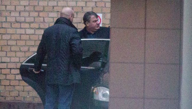 Анатолий Сердюков у здания главного военного следственного управления. Фото с места события Анатолий Сердюков у здания главного военного следственного управления. Фото с места события