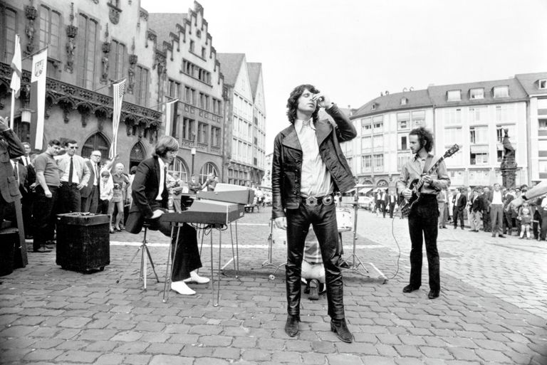Джим Моррисон и группа The Doors, 1970 год Джим Моррисон и группа The Doors, 1970 год