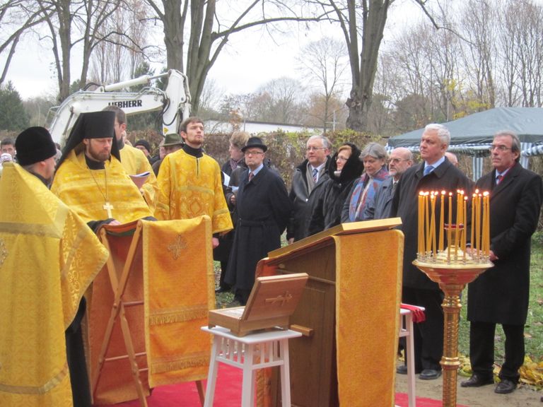 Игумен Филипп совершает молебен на месте строительства храма РПЦ в Страсбурге. Фото с места событий Игумен Филипп совершает молебен на месте строительства храма РПЦ в Страсбурге. Фото с места событий