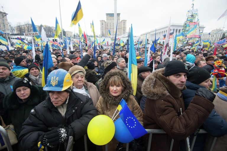 Сторонники евроинтеграции Украины на площади Независимости в Киеве Сторонники евроинтеграции Украины на площади Независимости в Киеве