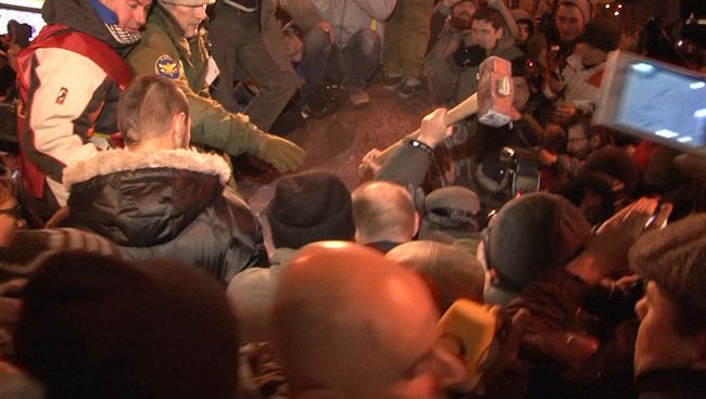 Демонстранты били кувалдами снесенный в Киеве памятник Ленину Демонстранты били кувалдами снесенный в Киеве памятник Ленину