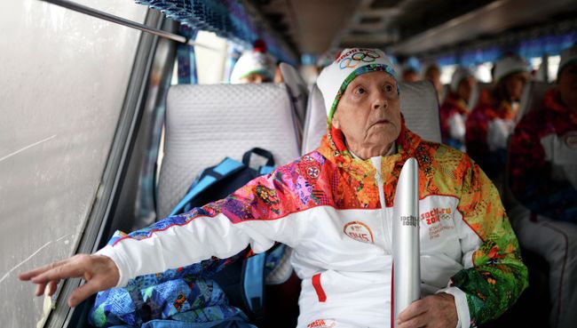 Сибирский долгожитель А.Каптаренко пронес Олимпийский огонь. Архивное фото