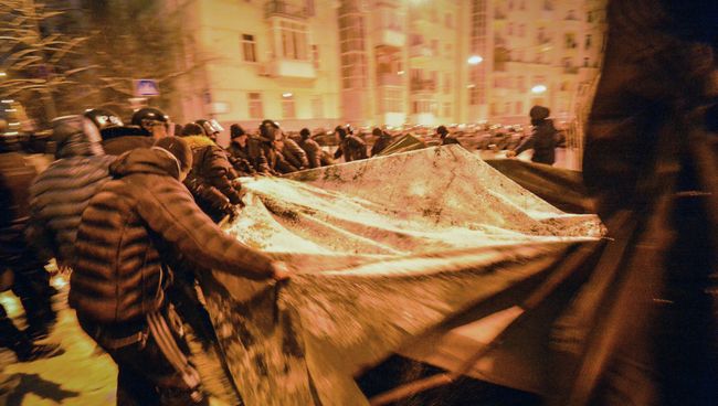 Снос баррикады на улице Лютеранская в Киеве Снос баррикады на улице Лютеранская в Киеве