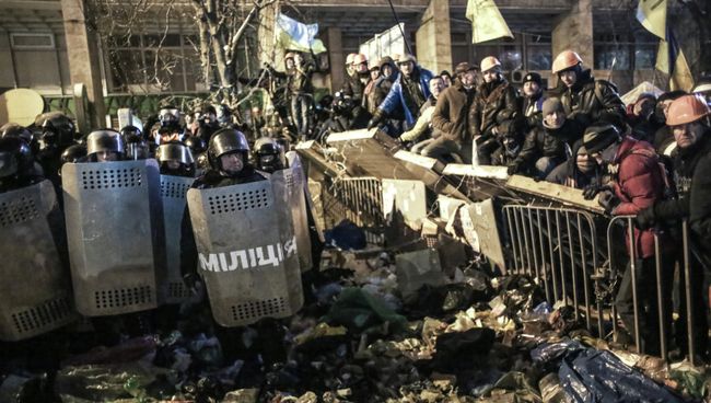 Внутренние войска начали штурм лагеря митингующих на Майдане