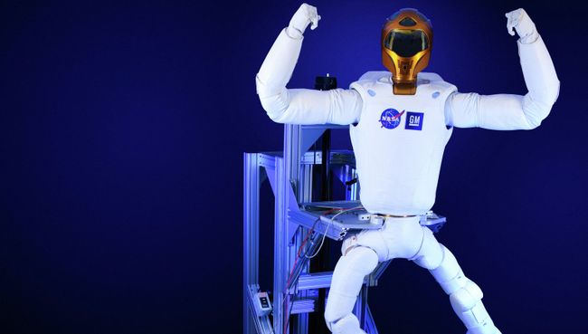 Специалисты НАСА создали ноги для американского робота-астронавта R2