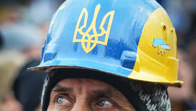 Мужчина в каске на митинге сторонников евроинтеграции Украины на площади Независимости в Киеве. Архивное фото Мужчина в каске на митинге сторонников евроинтеграции Украины на площади Независимости в Киеве. Архивное фото