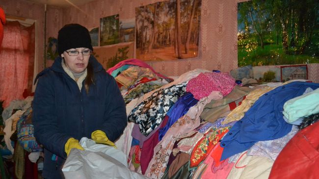 Приставы в Костроме по суду вывезли тонну мусора из квартиры местной жительницы Приставы в Костроме по суду вывезли тонну мусора из квартиры местной жительницы