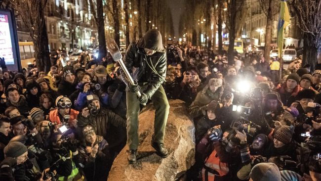 Снос памятника Ленину в центре Киева. Архивное фото Снос памятника Ленину в центре Киева. Архивное фото