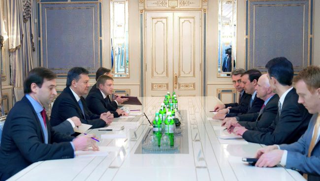 Президент Украины Виктор Янукович на встрече с американскими сенаторами Джоном Маккейном и Кристофером Мёрфи Президент Украины Виктор Янукович на встрече с американскими сенаторами Джоном Маккейном и Кристофером Мёрфи