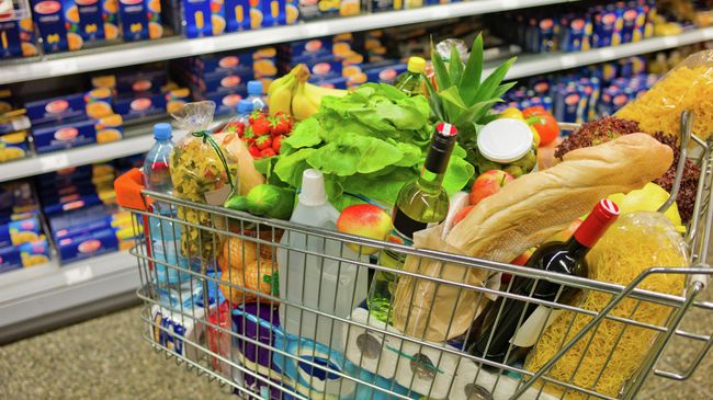 Продуктовая корзина. Архивное фото Продуктовая корзина. Архивное фото
