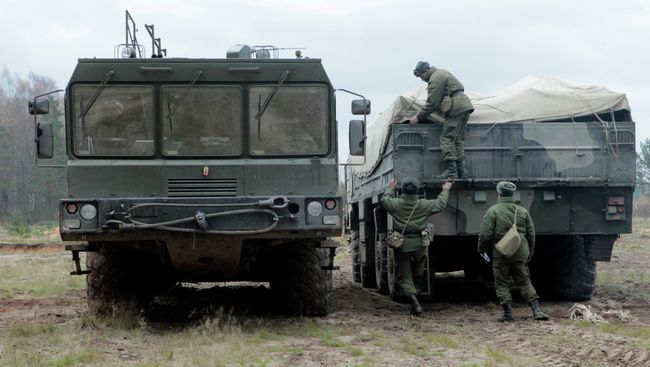 Учения по развертыванию ракетного комплекса Искандер. Архивное фото Учения по развертыванию ракетного комплекса Искандер. Архивное фото