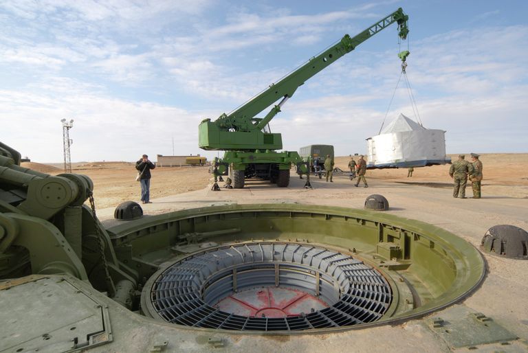 На пусковой площадке №175 Российских ракетных войск стратегического назначения (РВСН) космодрома Байконур перед пуском межконтинентальной баллистической ракеты (МБР) РС-18 Стилет На пусковой площадке №175 Российских ракетных войск стратегического назначения (РВСН) космодрома Байконур перед пуском межконтинентальной баллистической ракеты (МБР) РС-18 Стилет