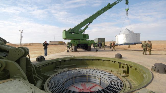 На пусковой площадке №175 Российских ракетных войск стратегического назначения (РВСН) космодрома Байконур перед пуском межконтинентальной баллистической ракеты (МБР) РС-18 Стилет На пусковой площадке №175 Российских ракетных войск стратегического назначения (РВСН) космодрома Байконур перед пуском межконтинентальной баллистической ракеты (МБР) РС-18 Стилет