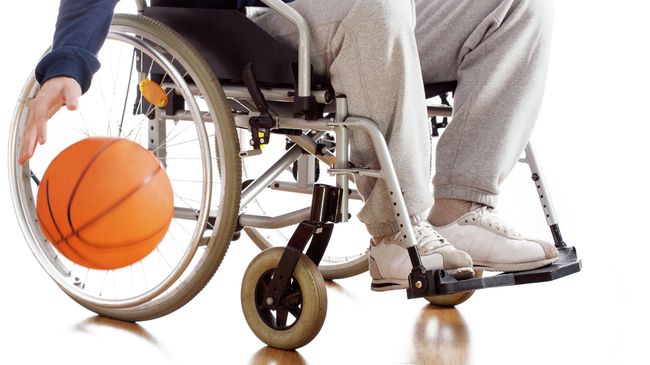 Мужчина в инвалидном кресле занимается спортом Мужчина в инвалидном кресле занимается спортом