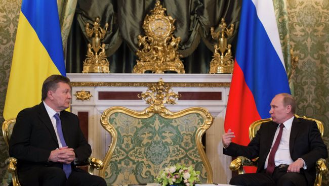 Президент России Владимир Путин (справа) и президент Украины Виктор Янукович во время встречи в Кремле. Архивное фото Президент России Владимир Путин (справа) и президент Украины Виктор Янукович во время встречи в Кремле. Архивное фото