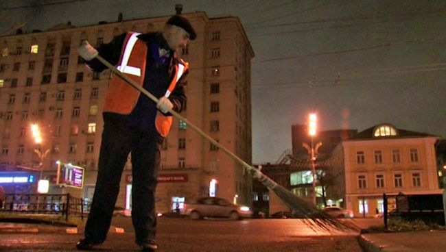 Мы сюда не кушать приехали, а работать — дворник-мигрант о жизни в Москве Мы сюда не кушать приехали, а работать — дворник-мигрант о жизни в Москве
