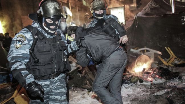 Внутренние войска начали штурм лагеря митингующих на Майдане, архивное фото Внутренние войска начали штурм лагеря митингующих на Майдане, архивное фото