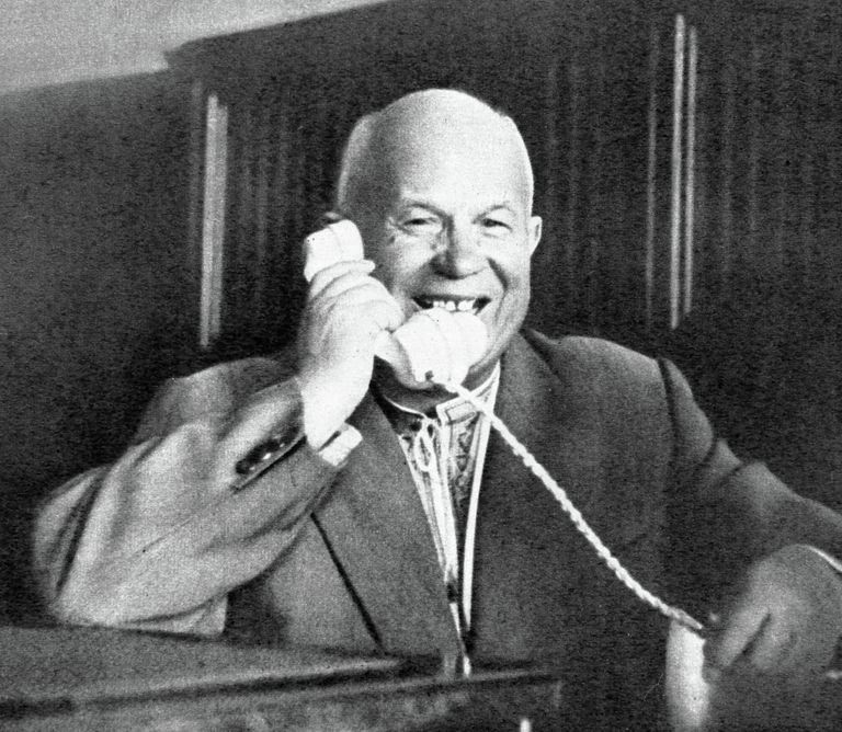 Хрущев говорит по телефону с Гагариным Хрущев говорит по телефону с Гагариным