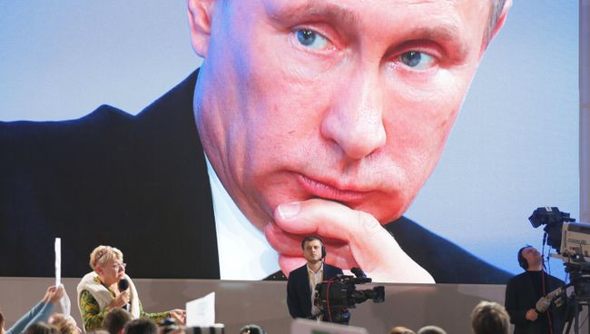 Журналист Мария Соловьенко (слева) задает вопрос президенту России Владимиру Путину на большой ежегодной пресс-конференции. 19.12.2013