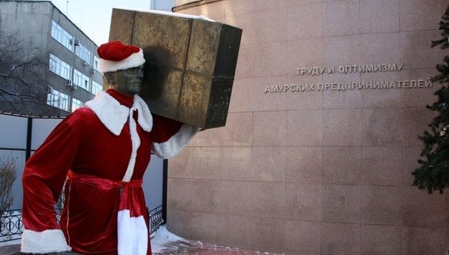 Памятник амурским предпринимателям в Благовещенске, одетый в костюм Деда Мороза, фото с места события Памятник амурским предпринимателям в Благовещенске, одетый в костюм Деда Мороза, фото с места события