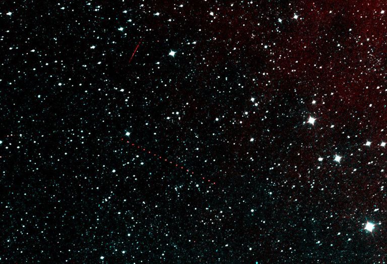 Один из тестовых снимков, сделанных космическим телескопом WISE, красными точками показан астероид 872 Голда Один из тестовых снимков, сделанных космическим телескопом WISE, красными точками показан астероид 872 Голда