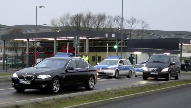 Колонна автомобилей, предположительно, с Михаилом Ходорковским выезжает из аэропорта Шенефельд в Берлине. 20 декабря 2013 Колонна автомобилей, предположительно, с Михаилом Ходорковским выезжает из аэропорта Шенефельд в Берлине. 20 декабря 2013
