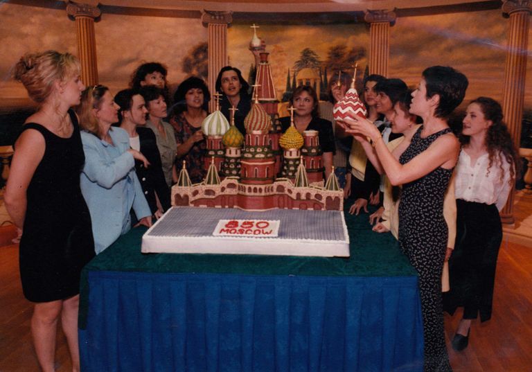 1997 год. Команда российской версии журнала Cosmopolitan празднует выход номера, посвященного 850-летию Москвы. В номере было 850 страниц. 1997 год. Команда российской версии журнала Cosmopolitan празднует выход номера, посвященного 850-летию Москвы. В номере было 850 страниц.
