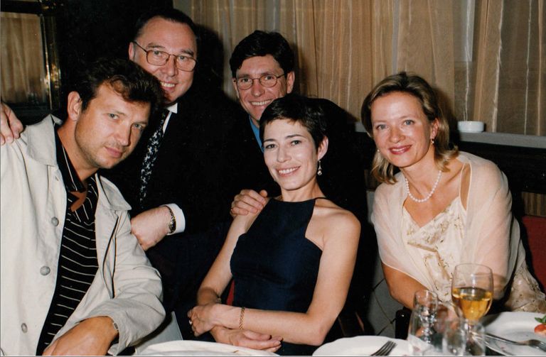 Фотограф Влад Локтев, модельер Вячеслав Зайцев, писатель Андрей Кнышев, главные редакторы Cosmopolitan Елена Мясникова и Элен Фербеек. Середина 90-х. Фотограф Влад Локтев, модельер Вячеслав Зайцев, писатель Андрей Кнышев, главные редакторы Cosmopolitan Елена Мясникова и Элен Фербеек. Середина 90-х.