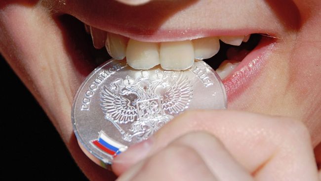 Серебряная медаль выпускницы средней школы. Архивное фото Серебряная медаль выпускницы средней школы. Архивное фото
