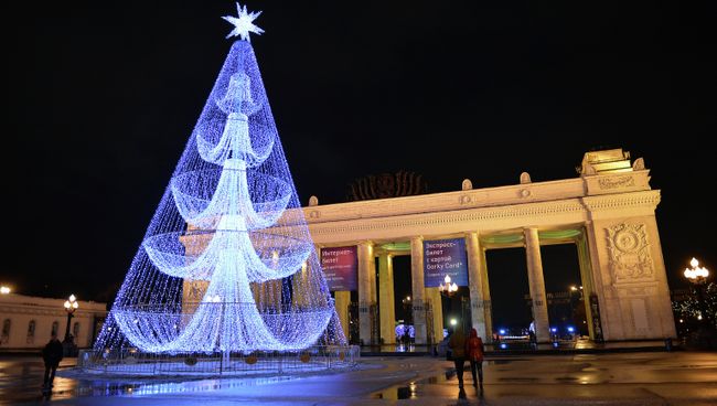 Елка у главного входа в Центральный парк культуры и отдыха имени Горького Елка у главного входа в Центральный парк культуры и отдыха имени Горького
