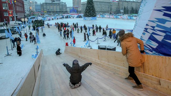 Предновогодняя площадь Ленина в Новосибирске