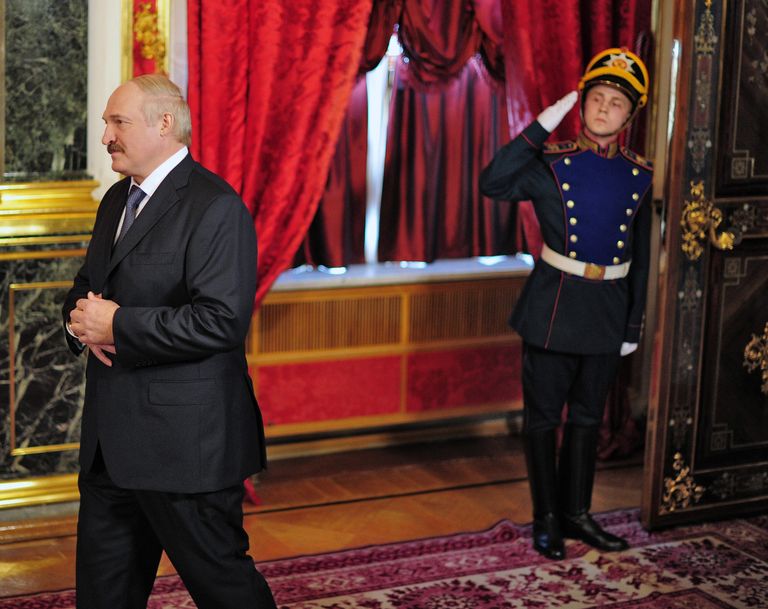 Президент Белоруссии Александр Лукашенко (слева) перед началом очередного заседания Межгоссовета ЕврАзЭС